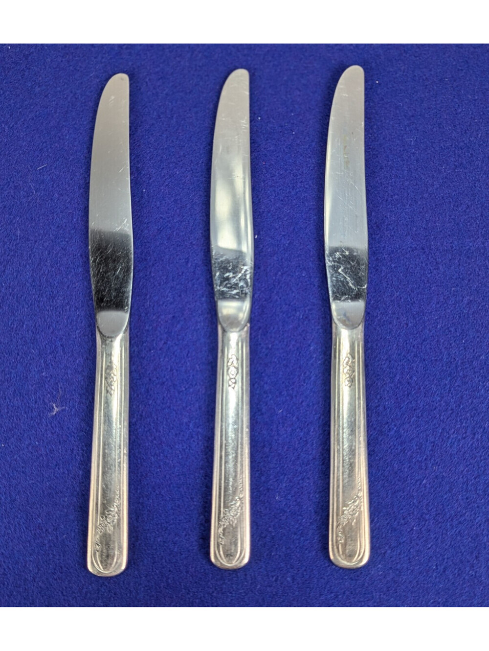 Oneida “Queen Bess II” 3 Solid Dinner Knives Silverplate Flatware 1940s Floral